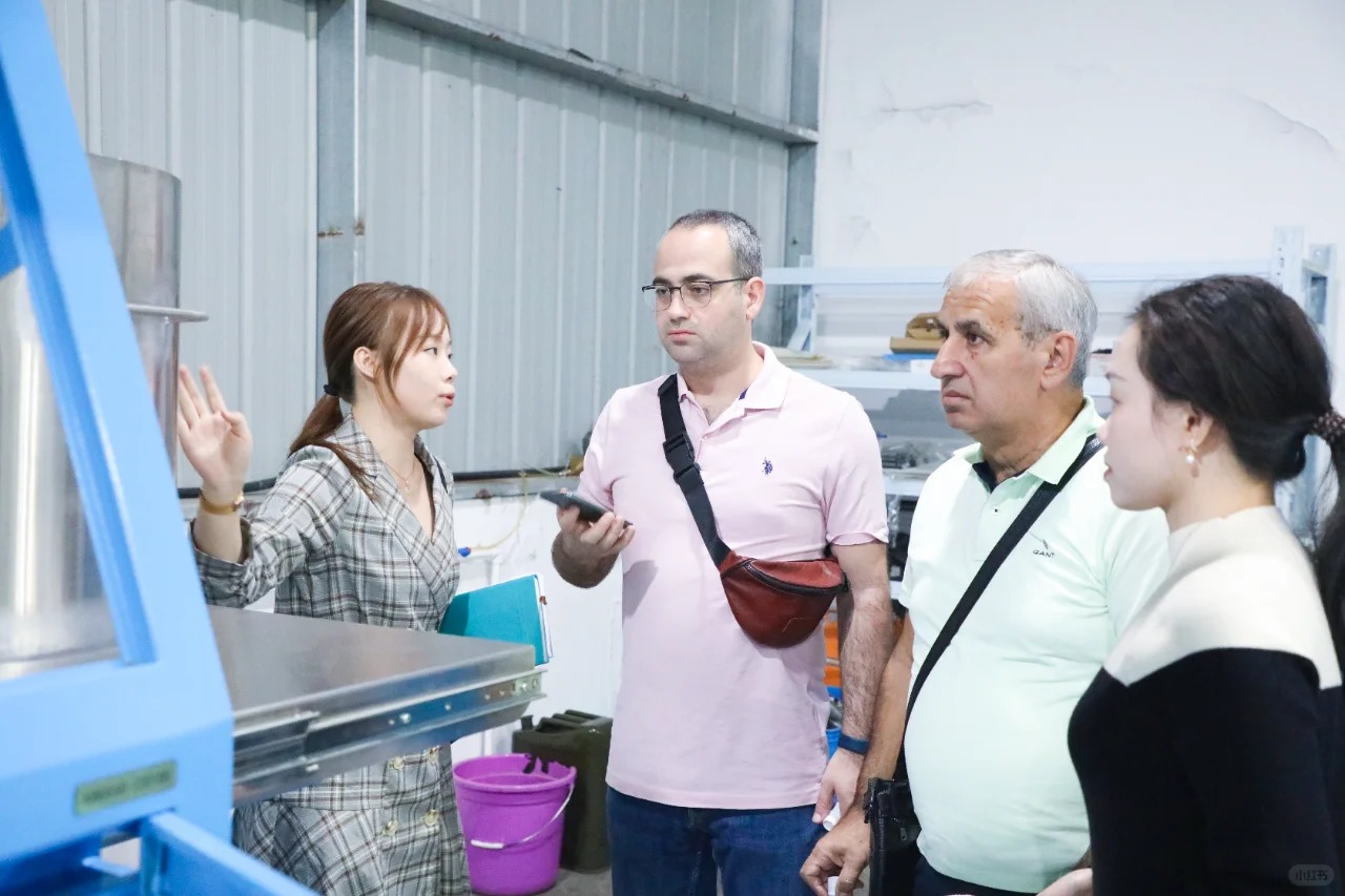 Bezeroek LED argi-banda fabrika bisitatzen dute lankidetzarako aukera berriak esploratzeko